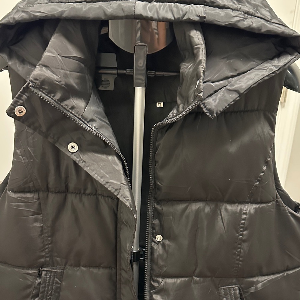 Black Hooded Puffer Vest - Picture 5 of 6